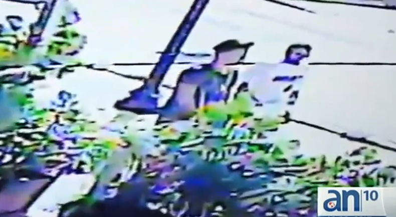 Unos ladrones entraron a robar a una tienda de celulares en el suroeste de Miami y la policía sigue buscando a uno de ellos.