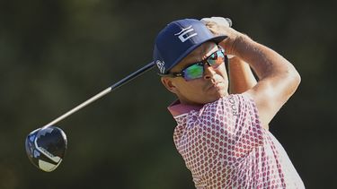 Rickie Fowler observa su tiro desde el tee en el hoyo cinco en la tercera ronda del Abierto de Estados Unidos en el Country Club de Los Ángeles el sábado 17 de junio del 2023. (AP Foto/George Walker IV)
