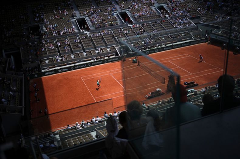 Magda Linette devuelve ante Iga Swiatek durante la tercera ronda de Roland Garros, el viernes 29 de mayo de 2026, en París. (AP Foto/Christophe Ena)