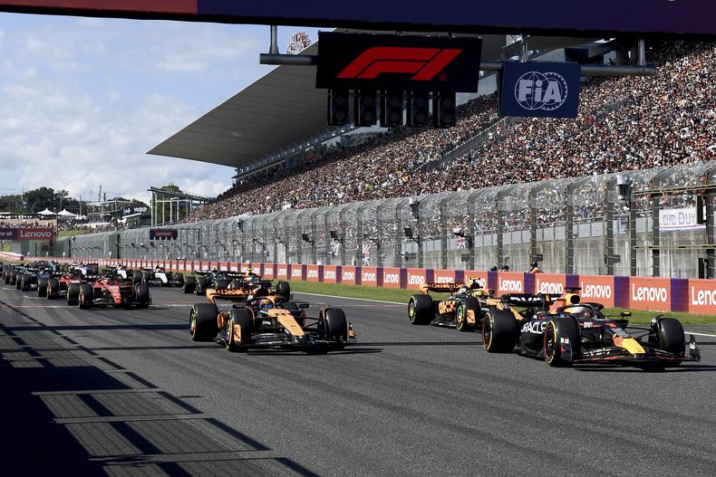 ARCHIV - Foto del 24 de septiembre del 2023, el piloto de Red Bull Max Verstappen lidera la parrilla antes del inicio del Gran Premio de Japón en el Circuito de Suzuka en Japón. El viernes 2 de febrero del 2024, Suzuka extiende su contrato con la Fórmula Uno hasta el 2029. (Toshifumi Kitamura/Pool via AP, Archivo)