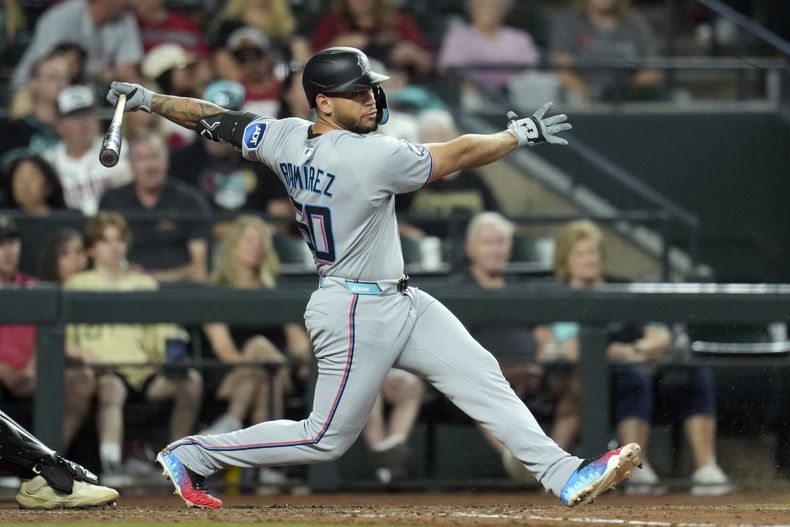 El dominicano Agustín Ramírez, de los Marlins de Miami, conecta un sencillo productor ante los Diamondbacks de Arizona, el sábado 28 de junio de 2025 (AP Foto/Ross D. Franklin)