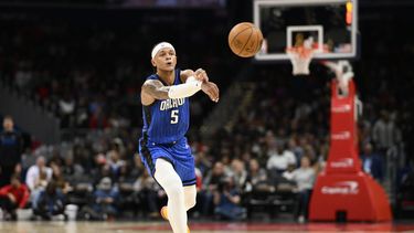 ARCHIVO - Paolo Banchero, alero del Magic de Orlando, juega en el segundo medio del partido ante los Wizards de Washington, el 31 de marzo de 2023 (AP Foto/Nick Wass, File)
