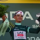 El mexicano Isaac Del Toro celebra tras ganar la segunda etapa del Tour de Francia entre Tarragone y Barcelona, España el domingo 5 de julio del 2026. (AP Foto/Thibault Camus)