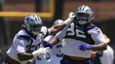 Quinnen Williams (92), tackle defensivo de los Cowboys de Dallas, es sujetado por el tackle ofensivo Tyler Guyton, izquierda, durante un ejercicio en el campamento de entrenamiento del equipo de la NFL, el sábado 1 de agosto de 2026, en Oxnard, California. (AP Foto/Mark J. Terrill)