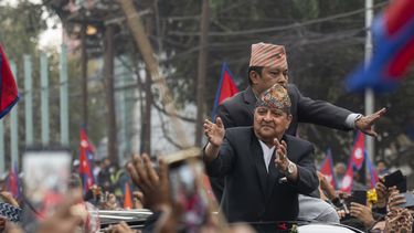 El depuesto rey de Nepal Gyanendra Shah al llegar al Aeropuerto Internacional Tribhuvan en Katmandú, Nepal, el 9 de marzo del 2025. (AP foto/Niranjan Shrestha)