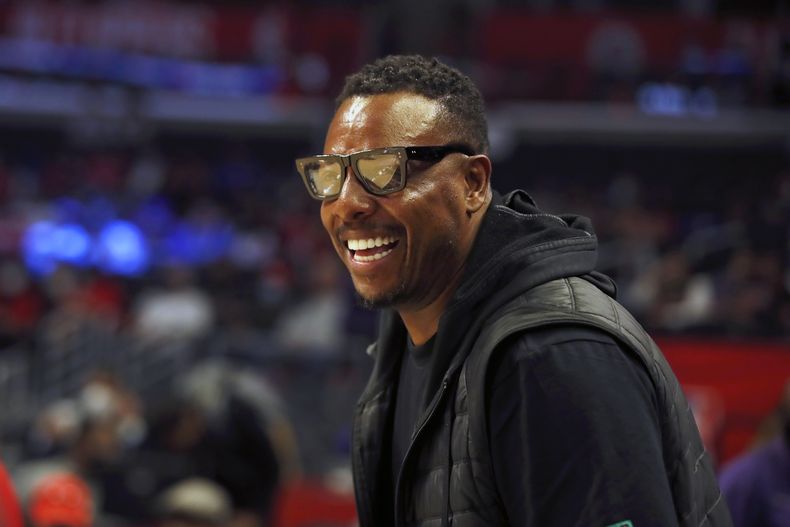 ARCHIVO - Foto del 14 de noviembre del 2021, el exjugador de los Celtics Paul Pierce observa el calentamiento antes del encuentro de los Clippers de Los Ángeles ante los Bulls de Chicago. (AP Foto/Alex Gallardo, Archivo)