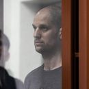El reportero del Wall Street Journal, Evan Gershkovich, escucha el veredicto en la celda de cristal de un tribunal, dentro del edificio del “Palacio de justicia” en Ekaterimburgo, Rusia, el viernes 19 de julio de 2024. (AP Foto/Dmitri Lovetsky)