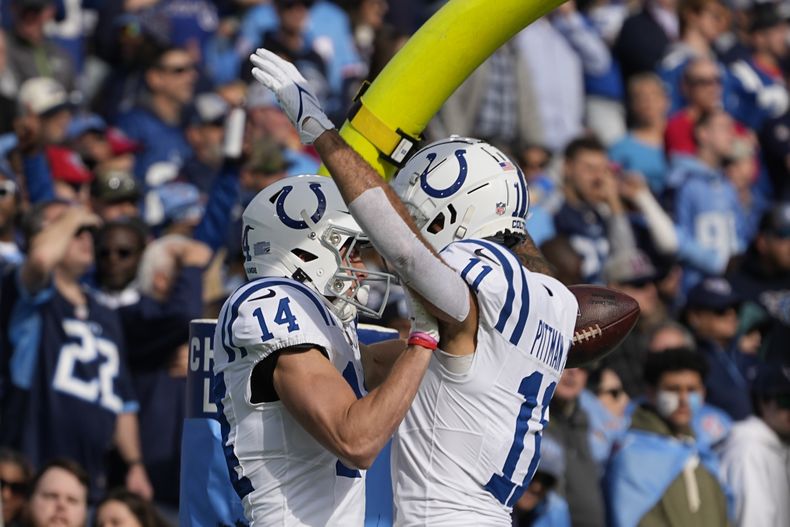 Alec Pierce (14), de los Colts de Indianápolis, celebra una recepción de touchdown con su compañero Michael Pittman Jr. durante la primera mitad del juego de la NFL en contra de los Titans de Tennessee, el domingo 3 de diciembre de 2023, en Nashville, Tennessee. (AP Foto/George Walker IV)