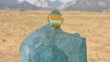 En la imagen, proporcionada por Jack Pearadin, aparece el diamante American Dream sobre una gran gema, el 9 de agosto de 2026, en Buena Vista, Colorado. (Jack Pearadin vía AP)