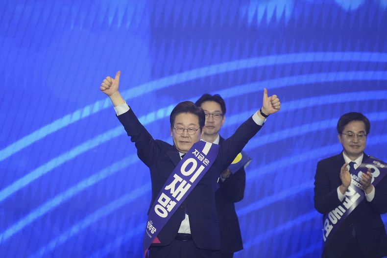 El exlíder del principal partido opositor de Corea del Sur, el Partido Democrático, Lee Jae-myung, en el centro y delante, asiste a una convención del partido en Goyang, Corea del Sur, el domingo 27 de abril de 2025. (AP Foto/Lee Jin-man)