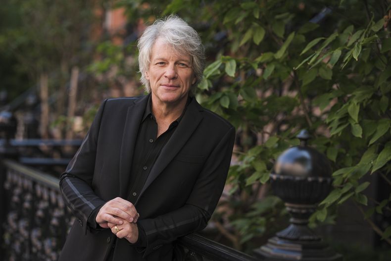 ARCHIVO - Jon Bon Jovi posa para un retrato en Nueva York el 23 de septiembre de 2020 para promocionar su nuevo álbum 2020. Hulu está transmitiendo una serie documental de cuatro partes Thank You, Good Night: The Bon Jovi Story, que se estrenará el 26 de abril. (Foto Drew Gurian/Invision/AP, archivo)