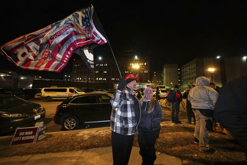 Partidarios del presidente Donald Trump se reúnen ante la Instalación de Detención Central de DC el lunes 20 de enero de 2025, en Washington. (AP Foto/Julio Cortez)