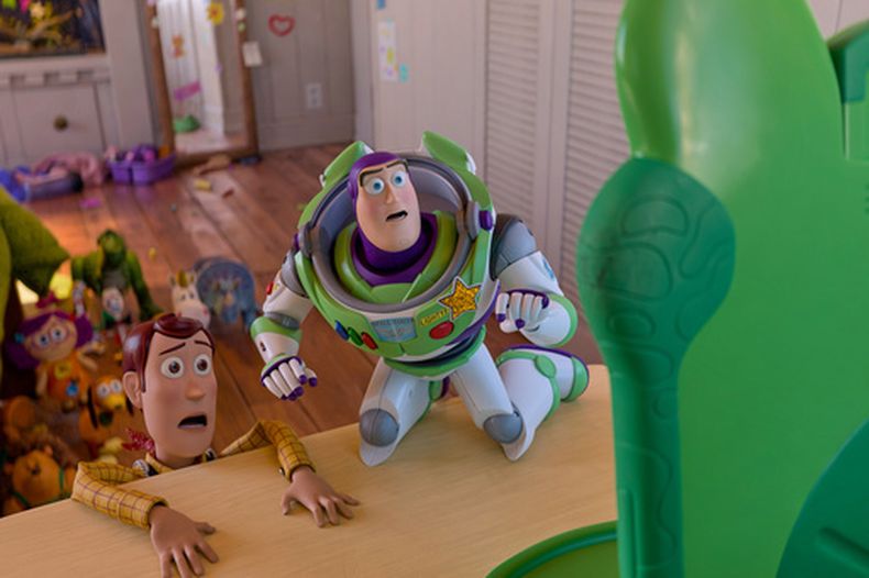 Esta imagen publicada por Disney muestra a los personajes Woody, con la voz de Tom Hanks (izquierda), y Buzz Lightyear, con la voz de Tim Allen, en Toy Story 5 de Disney y Pixar. (Disney/Pixar via AP)