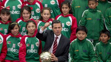 americateve | El presidente M&eacute;xico Enrique Pe&ntilde;a Nieto recibi&oacute; a los integrantes de los equipos de b&aacute;squetbol que ganaron una competencia en Argentina y prometi&oacute; que se les dar&aacute;n est&iacute;mulos econ&oacute;micos. (Foto de AP/E