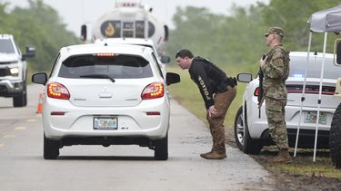 La policía registra vehículos cerca del centro de detención de inmigrantes en la Instalación Dade-Collier en Ochopee, Florida, el 2 de julio del 2025. (AP foto/Marta Lavandier)