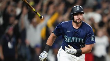 Cal Raleigh, de los Marineros de Seattle, lanza el bate después de batear el grand slam de la victoria en contra de los Medias Blancas de Chicago durante la novena entrada del juego de béisbol el lunes 10 de junio de 2024, en Seattle. (AP Foto/Lindsey Wasson)