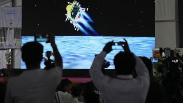 Periodistas filman la transmisión en vivo del alunizaje de la nave espacial india Chandrayaan-3 en el centro de telemetría, rastreo y comando de ISRO en Bengaluru, India, miércoles 23 de agosto de 2023. India es el cuarto país que logra alunizar, y el primero que lo hace cerca del polo sur de la Luna. (AP Foto/Aijaz Rahi)