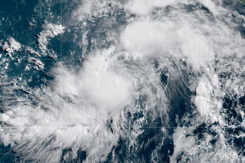 Esta imagen satelital GeoColor del GOES-19, proporcionada por la Oficina Nacional de Administración Oceánica y Atmosférica de Estados Unidos (NOAA, por sus siglas en inglés), muestra la tormenta tropical Genevieve en el Pacífico oriental el viernes 24 de julio de 2026. (NOAA vía AP)