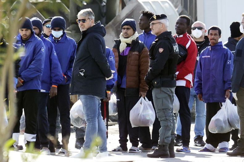 ARCHIVO - Migrantes siguen a las autoridades tras su llegada al puerto de Shengjin, en el noroeste de Albania, el martes 28 de enero de 2025. (AP foto/Vlasov Sulaj, archivo)