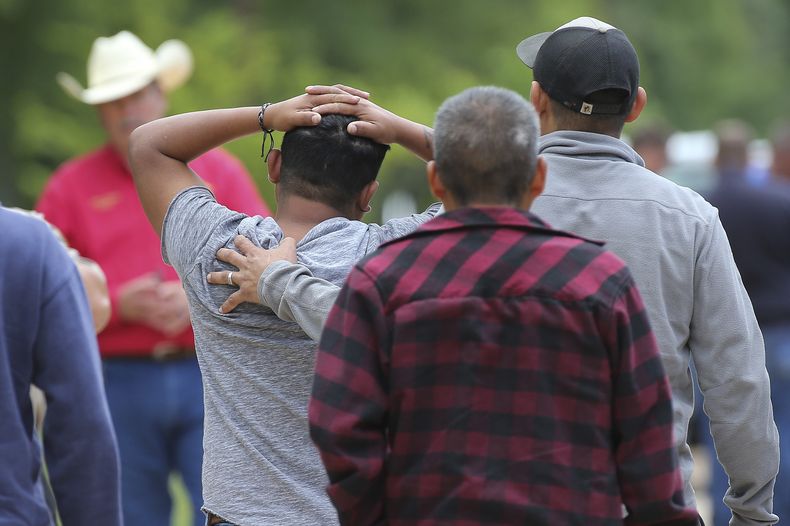 Un hombre es consolado cuando llega al lugar en donde cinco personas fueron baleadas a muerte la noche previa, el sábado 20 de abril de 2023, en el condado San Jacinto, en Texas. (Yi-Chin Lee/Houston Chronicle vía AP)