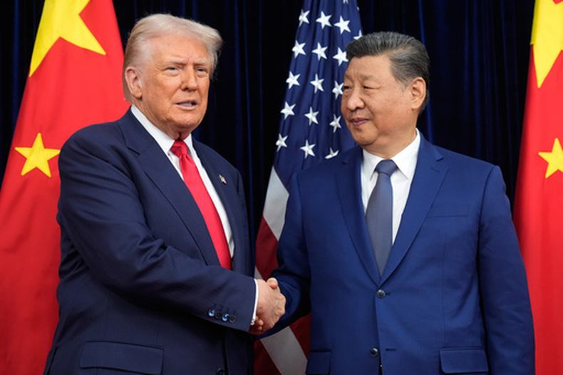 ARCHIVO – El presidente de Estados Unidos, Donald Trump, izquierda, y su homólogo chino Xi Jinping se saludan antes de su reunión, en el Aeropuerto Internacional Gimhae en Busan, Corea del Sur, el 30 de octubre de 2025. (AP Foto/Mark Schiefelbein, Archivo)