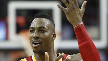 americateve | Dwight Howard, de los Rockets de Houston, reclama una falta durante el partido del jueves 6 de noviembre de 2014, frente a los Spurs de San Antonio (AP Foto/Patric Schneider)