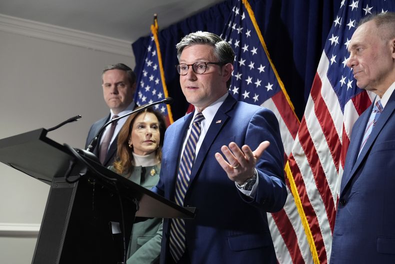 El presidente de la Cámara de Representantes Mike Johnson, acompañado por el representante Jeff Hurd (izquierda), la presidenta de la conferencia republicana, Lisa McClain, y el líder de la mayoría en la Cámara de Representantes, Steve Scalise, durante una conferencia de prensa en la sede del Comité Nacional Republicano, en Washington, el miércoles 22 de enero de 2025. (AP Foto/J. Scott Applewhite)