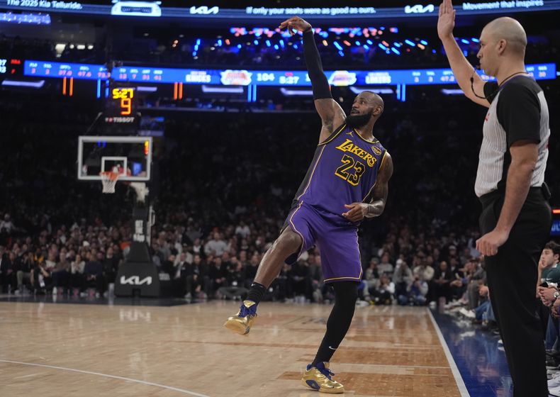 LeBron James, de los Lakers de Los Ángeles, atina un triple en el encuentro del sábado 1 de febrero de 2025 ante los Knicks de Nueva York (AP Foto/Frank Franklin II)