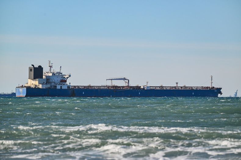 ARCHIVO - Un presunto petrolero ruso incautado por la Marina de Francia, fotografiado en el mar Mediterráneo, en Fos-sur-Mer, en el sur de Francia, el 26 de enero de 2026. (AP Foto/Philippe Magoni, archivo)