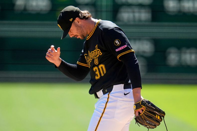 Paul Skenes de los Piratas de Pittsburgh tras permitir un jonrón a Alec Burleson de los Cardenales de San Luis, el jueves 24 de septiembre de 2026, en Pittsburgh. (AP Foto/Gene J. Puskar)