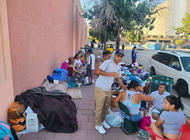 venezolanos llevan cuatro dias en las calles de el paso, a la espera de autobuses a nueva york