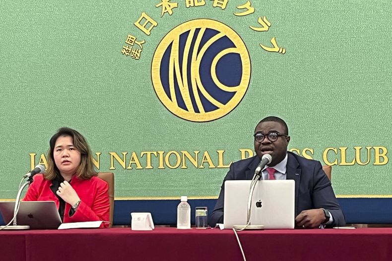 Pichamon Yeophantong, izquierda, y Damilola Olawuyi, ambos miembros del Grupo de Trabajo sobre Empresas y Derechos Humanos de la ONU, hablan con la prensa en el Club Nacional de Prensa de Japón sobre los presuntos abusos sexuales a jóvenes del productor de bandas de chicos Johnny Kitagawa en Tokio, el viernes 4 de agosto de 2023. (AP Foto/Yuri Kageyama)
