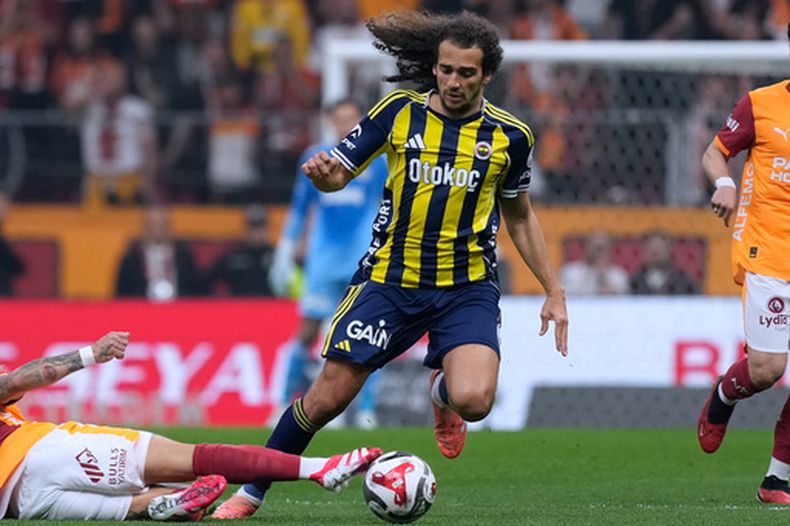 ARCHIVO - En esta fotografía de archivo del 26 de abril de 2026, el centrocampista del Fenerbahçe, Matteo Guendouzi (derecha), disputa el balón con el jugador del Galatasaray, Lucas Torreira, durante un partido de fútbol de la Superliga de Turquía entre el Galatasaray y el Fenerbahçe en Estambul, Turquía. (Foto AP/Khalil Hamra, Archivo)