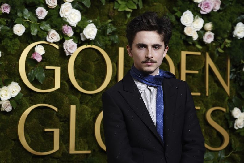 Timothee Chalamet llega a la 82ª edición de los Globos de Oro el domingo 5 de enero de 2025 en el Beverly Hilton de Beverly Hills, California. (Foto Jordan Strauss/Invision/AP)