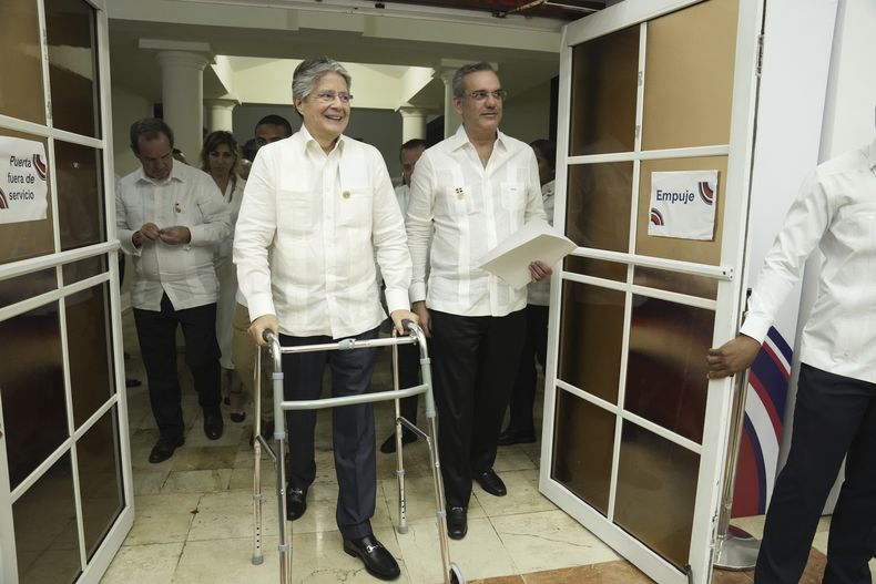 ARCHIVO - El presidente Ecuador, Guillermo Lasso, a la izquierda, y el presidente de República Dominicana, Luis Abinader, a su llegada para la conferencia de prensa de conclusión de la vigésimo octava Cumbre Iberoamericana, en Santo Domingo, República Dominicana, el sábado 25 de marzo de 2023. Lasso enfrenta una iniciativa de juicio político en la Asamblea Nacional. (AP Foto/Ariana Cubillos, Archivo)