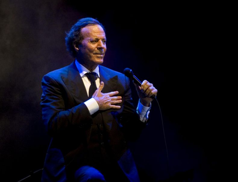En esta foto del 30 de enero del 2009, Julio Iglesias ofrece un concierto en Playa del Carmen, M&eacute;xico. Iglesias regresa al Carnegie de Nueva York despu&eacute;s de 25 a&ntilde;os, el jueves 24 de abril del 2014. (AP Foto/Israel Leal, Archivo)