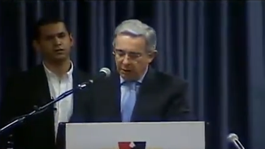 americateve | El expresidente Álvaro Uribe visita Miami y hace fuertes expresiones contra el gobierno de Juan Manuel Santos.