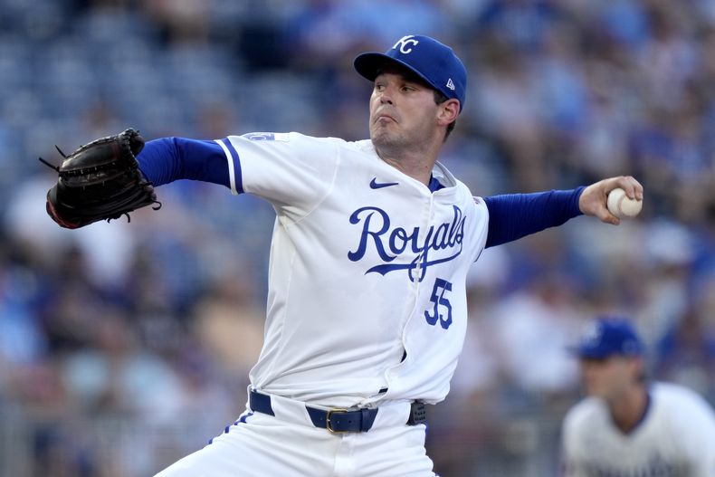 Cole Ragans, abridor de los Reales de Kansas City, lanza durante la primera entrada del juego de béisbol en contra de los Marlins de Miami, el lunes 24 de junio de 2024, en Kansas City, Missouri. (AP Foto/Charlie Riedel)