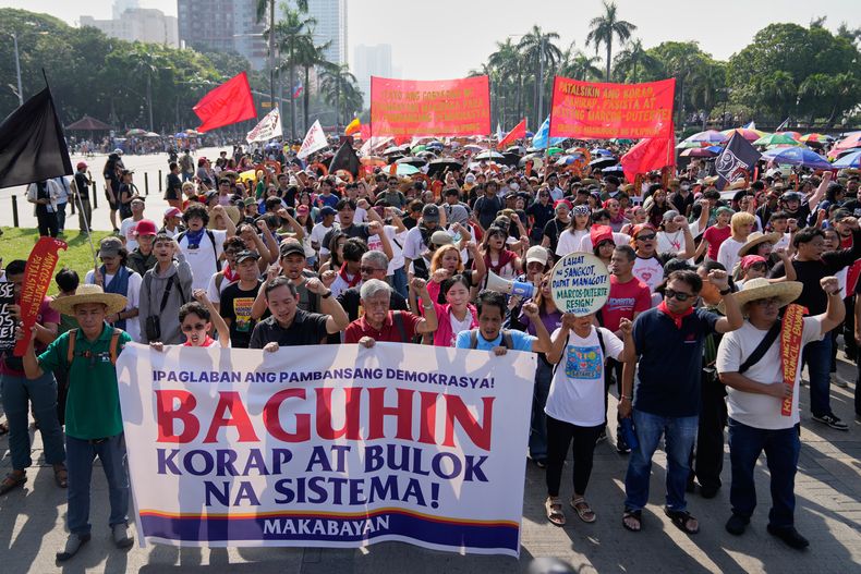 Manifestantes corean lemas durante una protesta contra la corrupción en Manila, Filipinas, el domingo 30 de noviembre de 2025. (AP Foto/Aaron Favila)