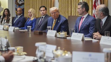 El presidente de Estados Unidos, Donald Trump, centro, habla en una reunión de gabinete con, de derecha a izquierda, la secretaria de Seguridad Nacional Kristi Noem, el secretario de Vivienda, Eric Scott Turner, la secretaria de Justicia Pam Bondi, el secretario de Estado Marco Rubio, el secretario de Defensa Pete Hegseth, y el secretario de Energía Chris Wright, en la Casa Blanca, el martes 8 de julio de 2025, en Washington. (AP Foto/Evan Vucci)