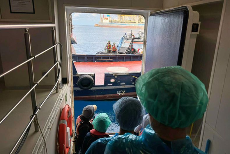 Pasajeros desembarcan del crucero MV Hondius, donde se registró un brote de hantavirus, el domingo 10 de mayo de 2026, en el puerto de Granadilla, en las Islas Canarias, España. (AP Foto)