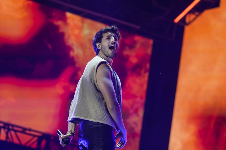 El cantante colombiano Sebastián Yatra durante su concierto en el Coca-Cola Flow Fest en la Ciudad de México el sábado 23 de noviembre de 2024. (Foto AP/Félix Márquez)