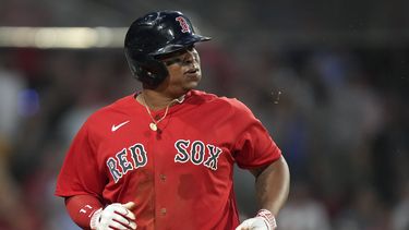 El dominicano Rafael Devers, de los Medias Rojas de Boston, vuelve al dugout luego de anotar ante los Rojos de Cincinnati, el jueves 1 de junio de 2023 (AP Foto/Steven Senne)