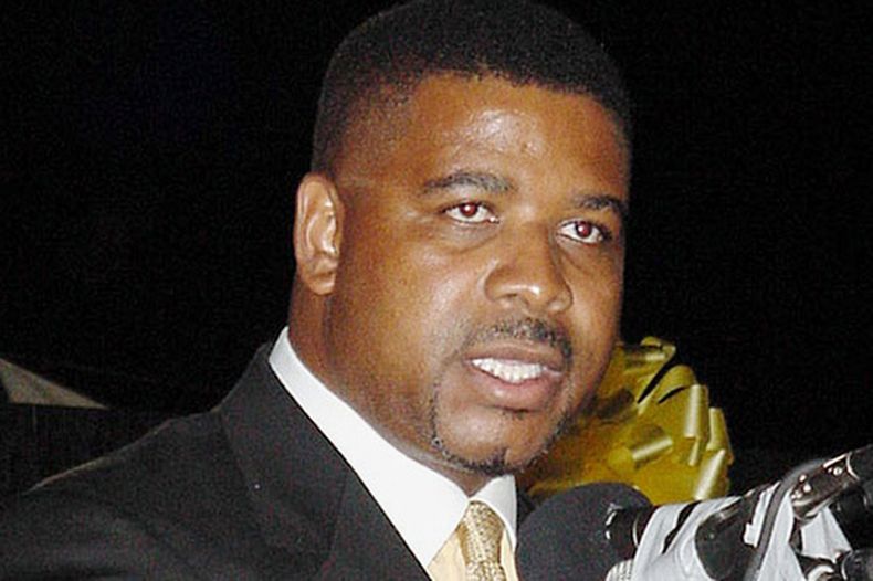 ARCHIVO - Michael Misick habla ante una multitud en Providenciales, en las Islas turcas y Caicos, el 15 de agosto de 2003, tras tomar posesión como ministro principal del territorio. (AP Foto/Courtney Robinson, Archivo)