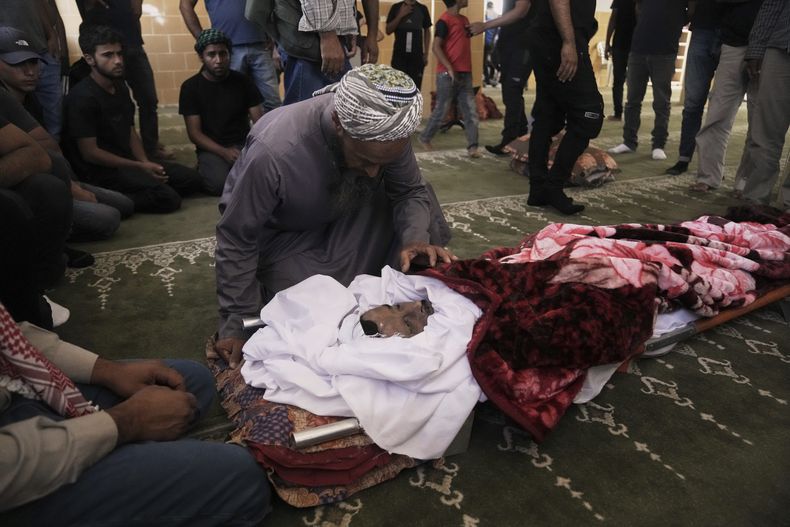 El funeral del activista palestino Awdah Al Hathaleen, asesinado a tiros por un israelí según funcionarios de salud palestinos, en Umm al-Khair, Cisjordania, el 7 de agosto del 2025. (AP foto/Mahmoud Illean)
