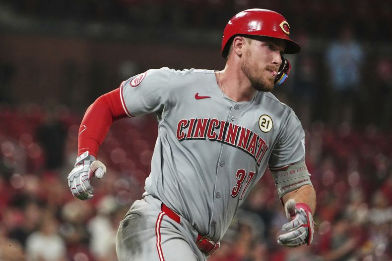 Tyler Stephenson de los Rojos de Cincinnati recorre las bases tras su doble de tres carreras en la novena entrada ante los Cardenales de San Luis el lunes 15 de septiembre del 2025. (AP Foto/Jeff Roberson)