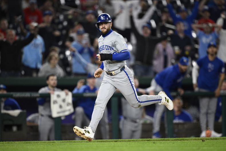 Kyle Isbel de los Reales de Kansas City corre al home tras un error de fildeo del campocorto de los Nacionales de Washington Nasim Nuñez en la décima el martes 24 de septiembre del 2024. (AP Foto/Nick Wass)