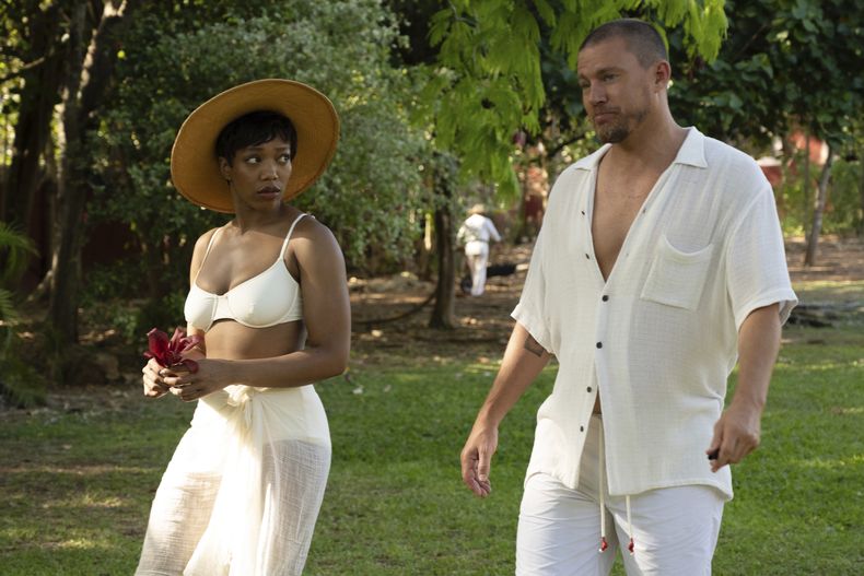 Naomi Ackie (i) y Channing Tatum en una escena de la película Blink Twice”. Foto suministrada por Amazon/MGM Studios (Carlos Somonte/Amazon-MGM via AP)