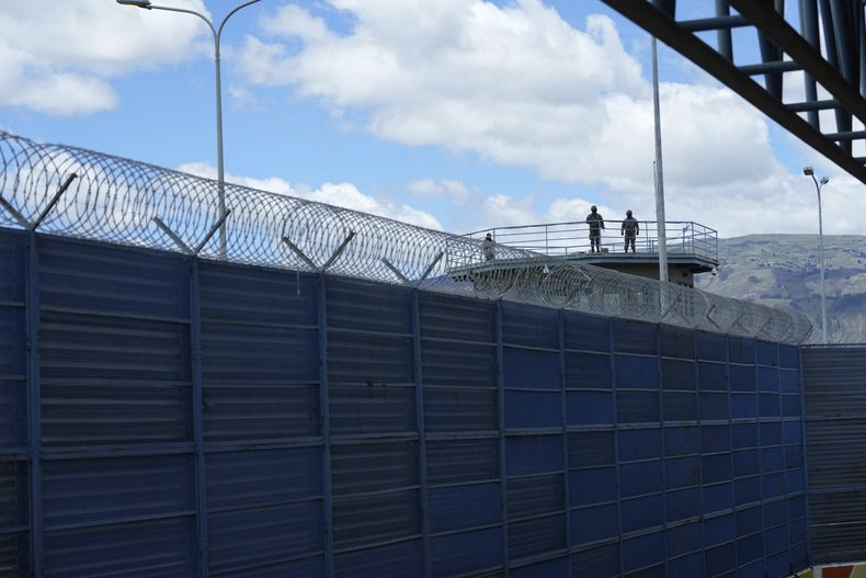 ARCHIVO - Militares hacen guardia en la prisión de Cotopaxi durante un tour organizado para la prensa por el Ejército en un intento de mostrar que han retomado el control en las cárceles, en Latacunga, Ecuador, el 22 de febrero de 2024. Dos reclusos fallecidos y cuatro heridos dejó el amotinamiento en una cárcel regional de Guayaquil cuyo control retomó la policía el jueves 28 de marzo de 2024. (AP Foto/Dolores Ochoa, Archivo)