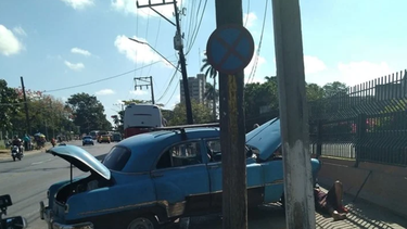vehiculo almendron pierde la direccion frente a hospital de la habana